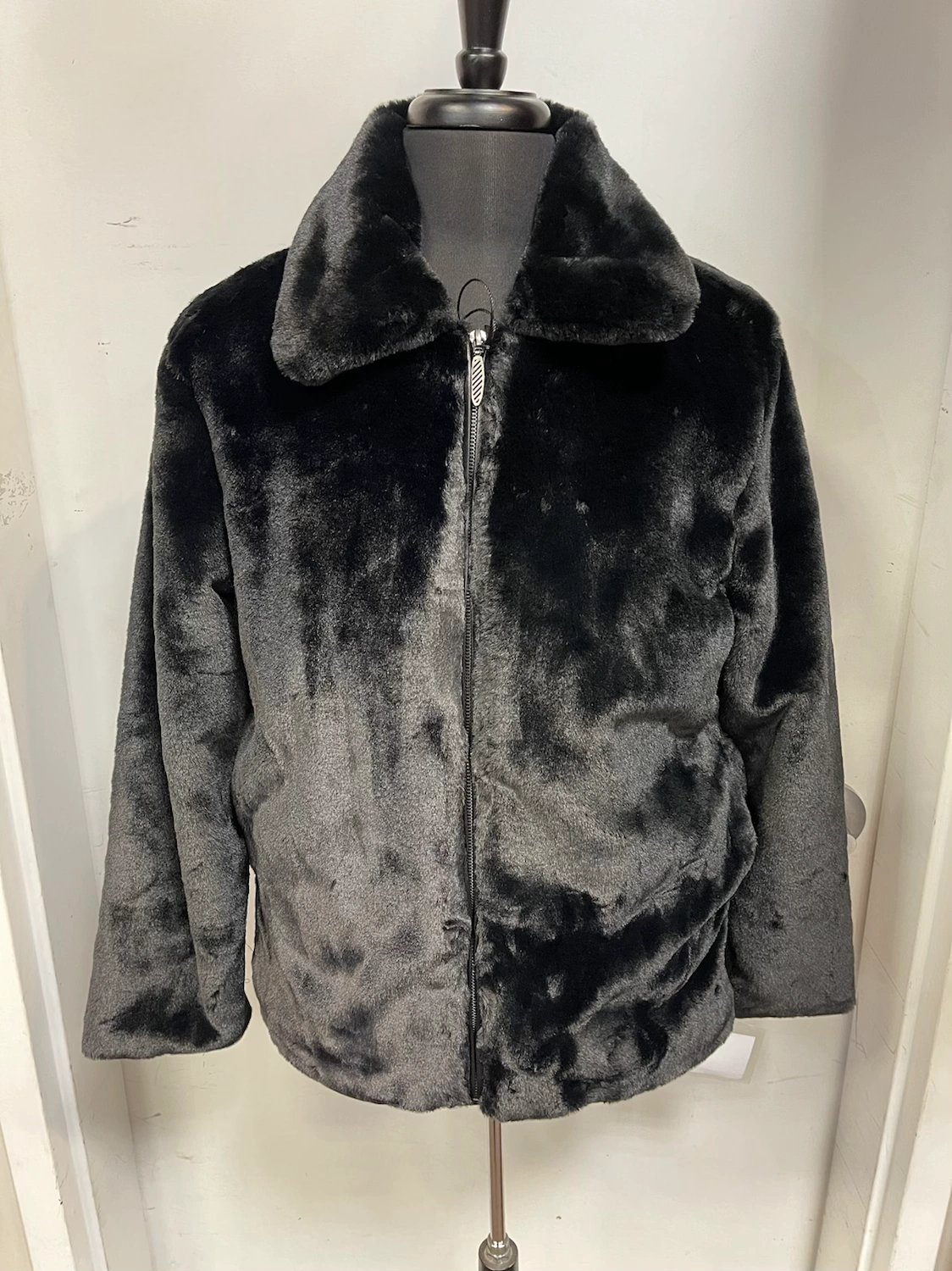 BLAST BLUE MARTINI : Veste en fourrure noire, l'audace incarnée. Un classique revisité, irrésistible!